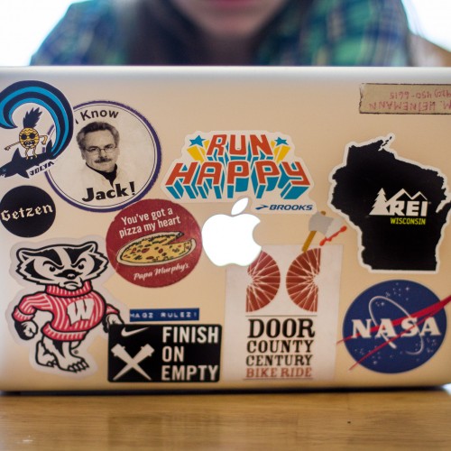 Geología lento Asco Le pegas stickers a tu laptop? ¡Mejor no lo hagas! | ETC
