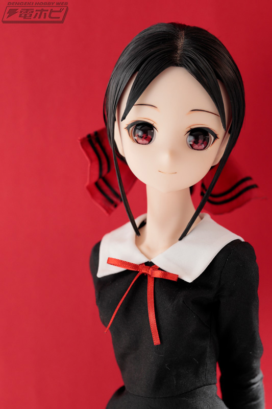 Figura Kaguya Figura a escala de Kaguya en fondo rojo.