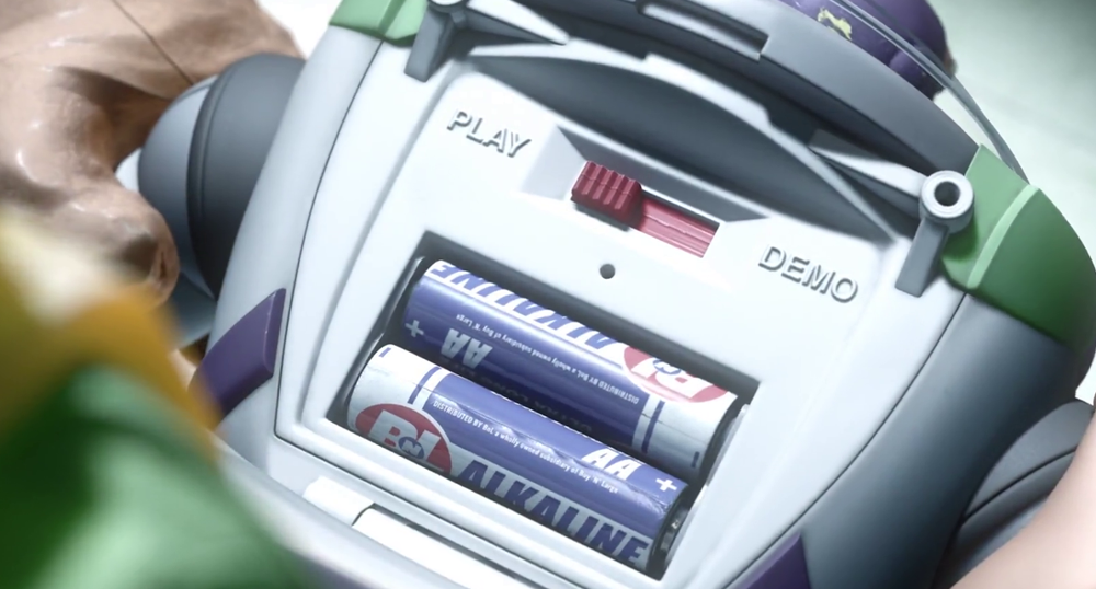 Las pilas que utiliza Buzz Lightyear con el logo en su espalda