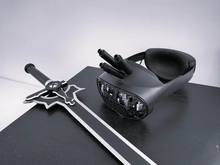 El casco de realidad virtual junto a una espada de Kirito