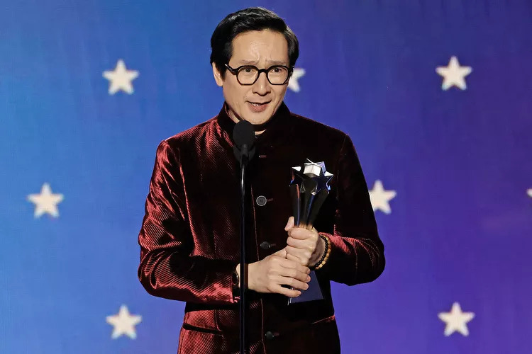 Ke Huy Quan recibe premio a mejor actor secundario