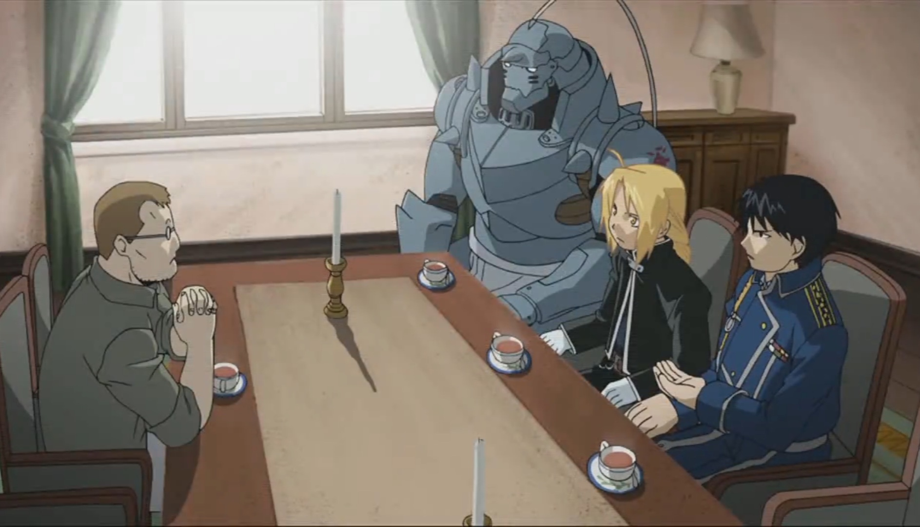 Shou recibe a los hermanos Elric a petición de Roy Mustang