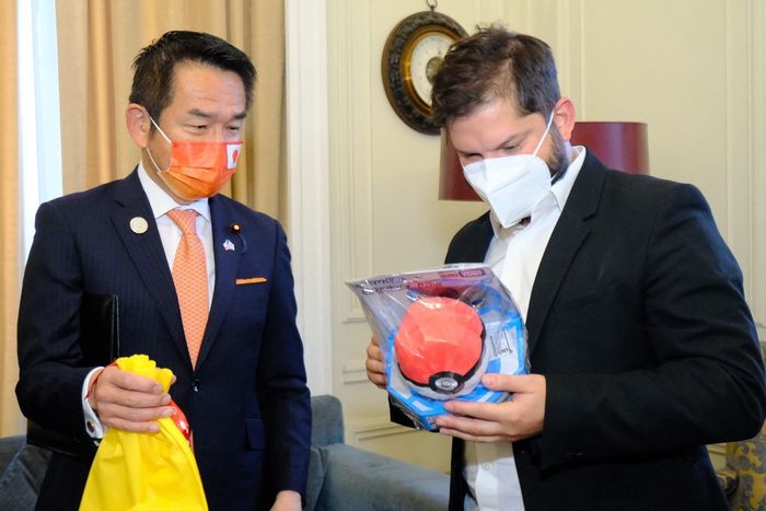 Gabriel Boric, presidente de Chile, recibe peluche de Pokémon como regalo del Ministro de Estado de Relaciones Exteriores de Japón, Kiyoshi Odawara.