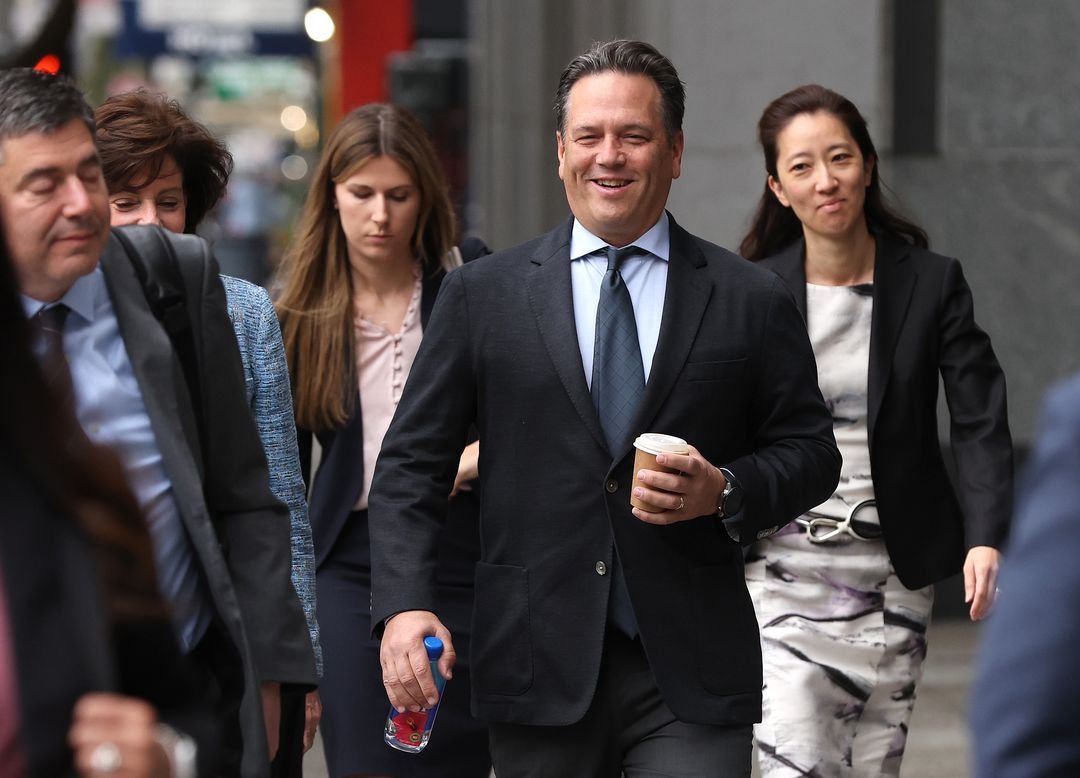 Phil Spencer saliendo de la audiencia con la FCT