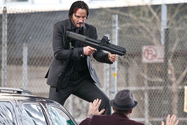 Keanu Reevs junto a su escopeta