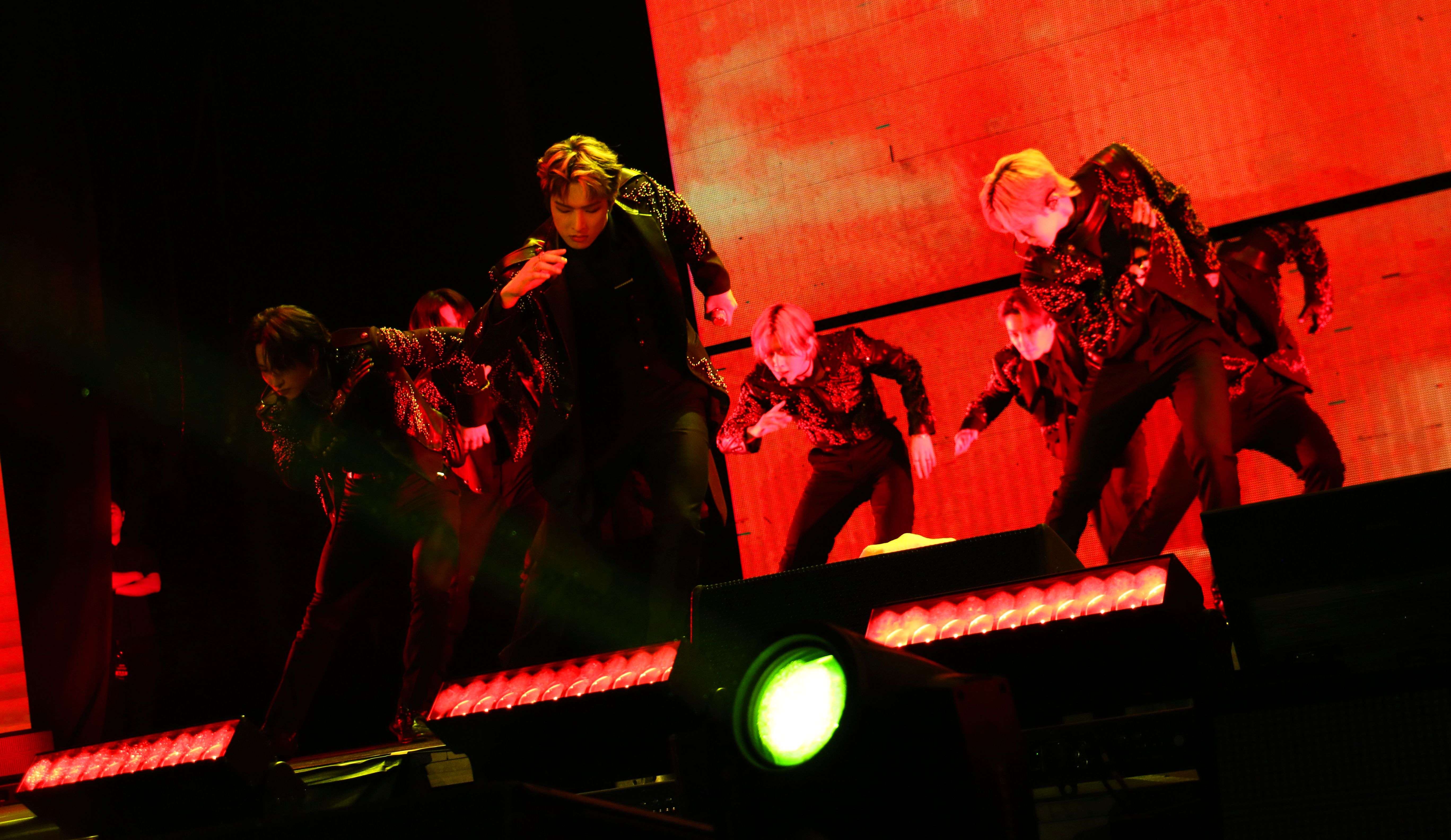 ATEEZ durante su concierto en Santiago de Chile