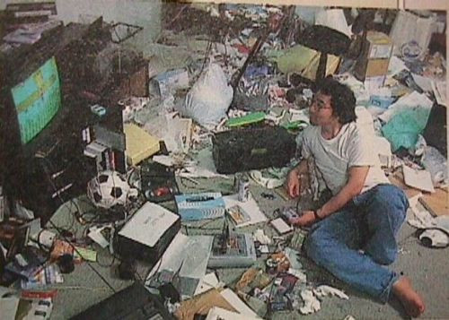 La habitación de Togashi jugando videojuegos