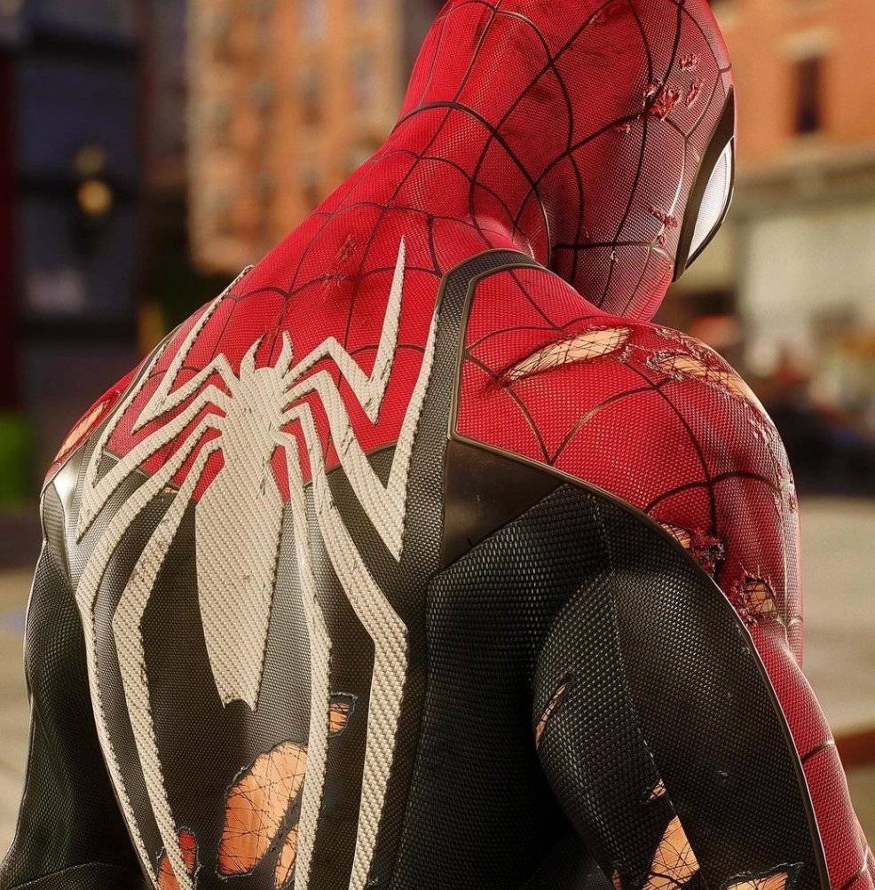 Traje de Spiderman roto con increíbles detalles en Marvel´s Spiderman 2