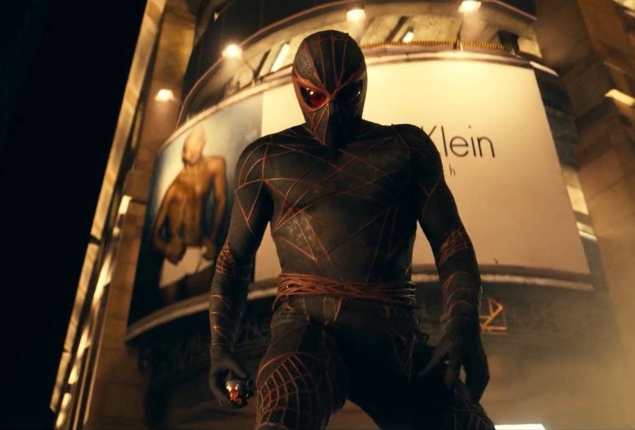 Ezekiel Sims con su traje negro en el tráiler de Madame Web