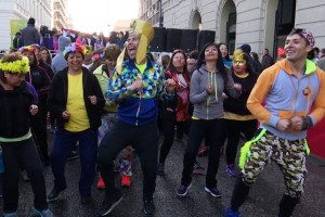 Chile se activó bailando en la Plaza de Armas