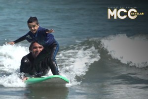 Miguelito superó su miedo a las olas