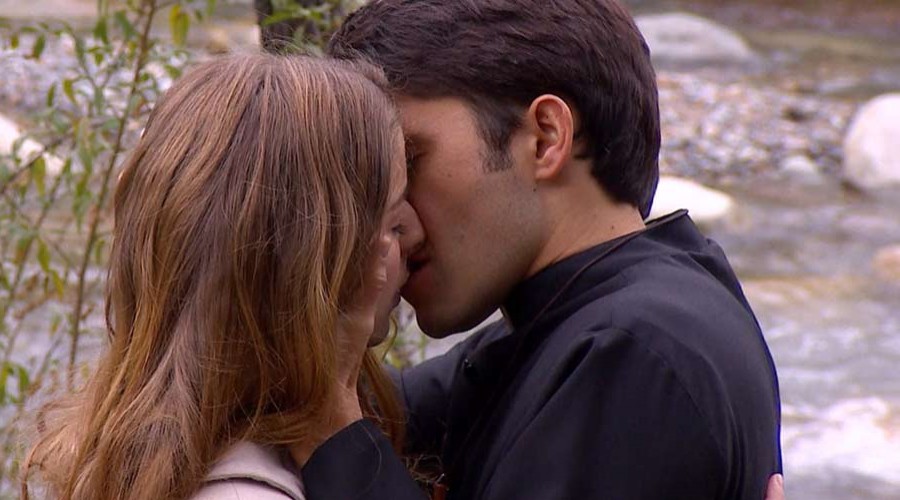 ¡María Elsa y el padre Reynaldo volvieron a besarse!