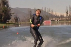 Joaquín se atreve a practicar ski acuático