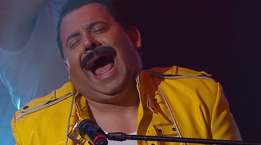 Willy Sabor al más puro estilo de Freddie Mercury