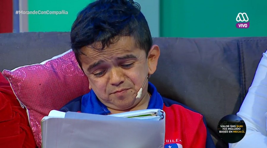Paola le ayudó a Miguelito a escribirle una carta a su papá