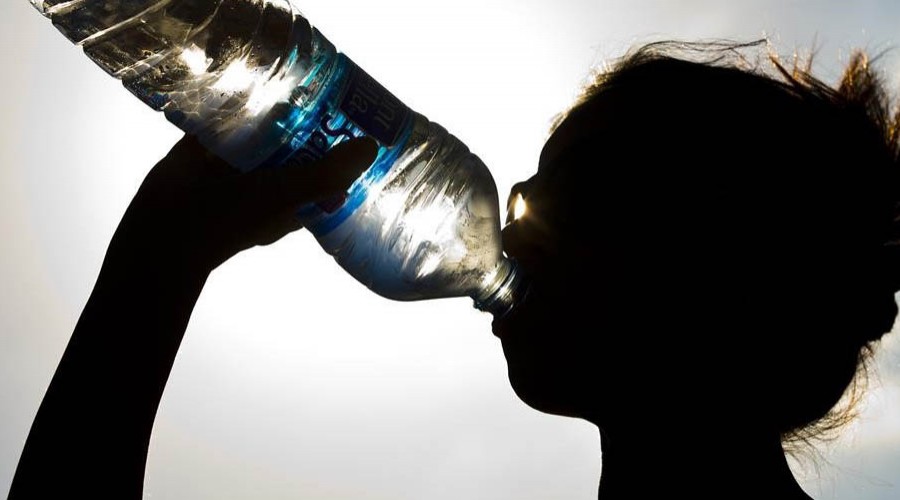 #5Tips: ¿Cuánta agua debemos tomar para combatir las altas temperaturas?