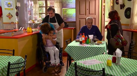 Alma defiende a su madre de feos dichos de vecina