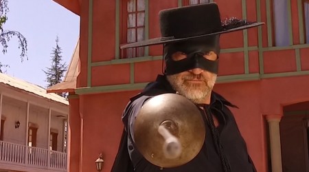 Ernesto decidió enmascararse como el héroe legendario llamado El Zorro