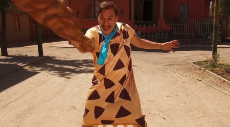 I Yabba-Dabba Doo: Horacio llegó como Pedro Picapiedra a la fiesta de Lorenzo