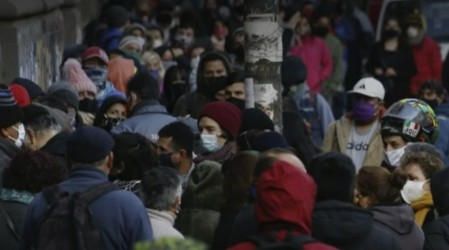 Calles de Valparaíso repletas de gente a un día del inicio de la cuarentena obligatoria