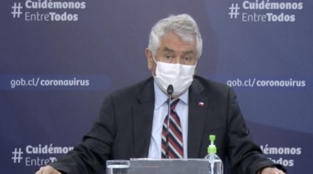 Ministro de Salud asegura que no se aplicó inmunidad de rebaño en Chile