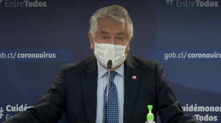 Ministro Paris reporta "una leve mejoría en las cifras" de informes diarios por Covid-19 en Chile