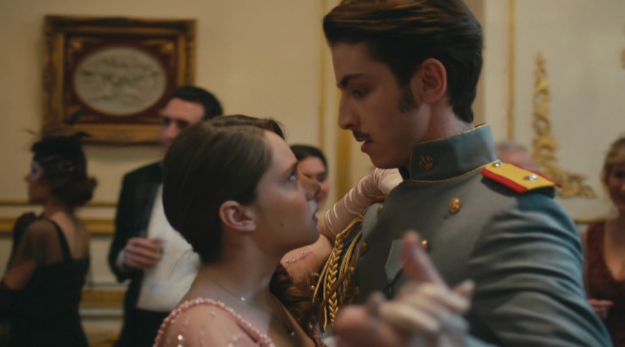 Hilal baila en los brazos de León (Parte 1)