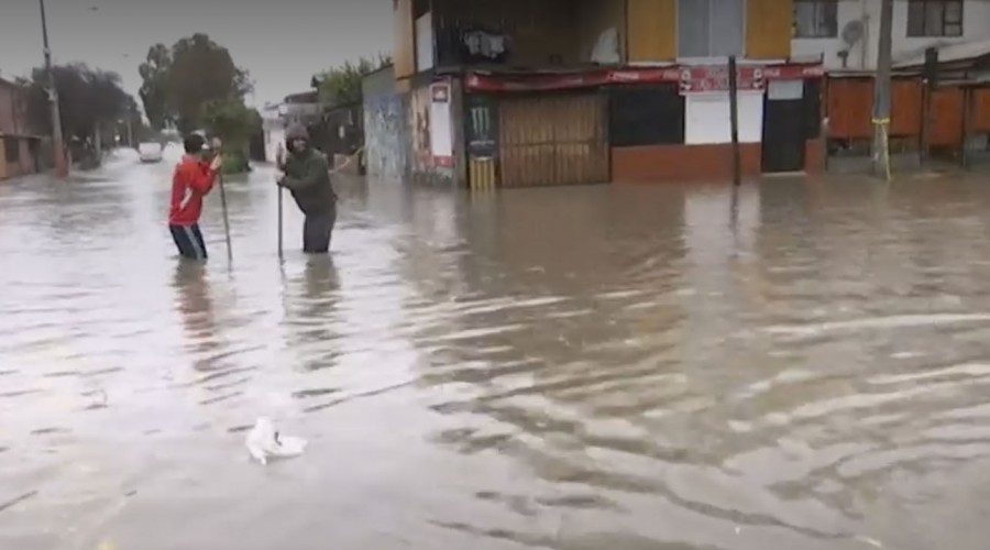 Calles colapsadas y viviendas inundadas por intensa lluvia en Cerro Navia, Maipú, Recoleta y El Bosque