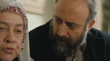 Cevdet quiere impedir el compromiso de Azize y Tevfik (Parte 1)