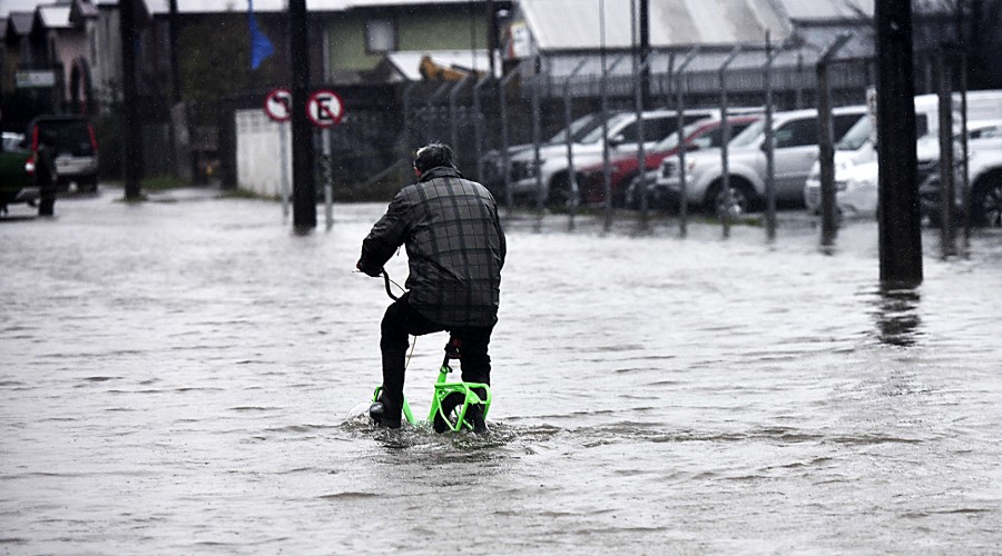 Michelle Adam: 'La lluvia que cayó en un mes en Santiago cayó en un día en el sur'