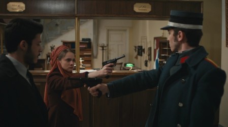 Hilal amenaza a  León con un arma (Parte 1)