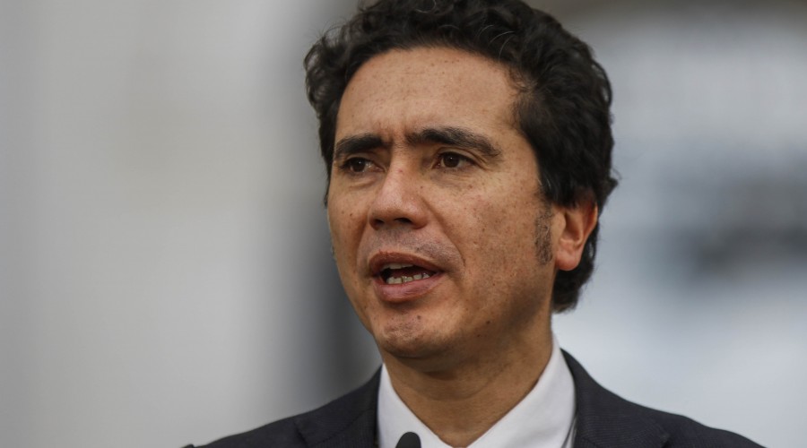 Ministro Briones explica bono de $ 500 mil: "Todos los chilenos que cuenten con los requisitos lo recibirán"