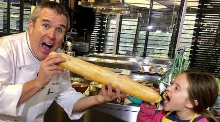 Cocina con tus hijos: Rodrigo Barañao enseñará a preparar galletas de avena bañadas en chocolate