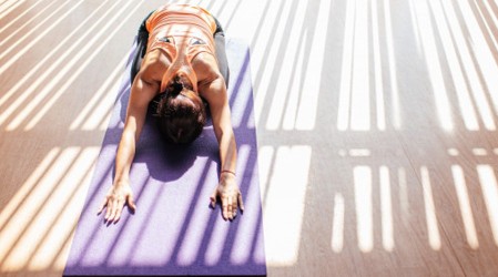 Comienza la semana con yoga: Sigue las posturas para activar el chakra de las emociones