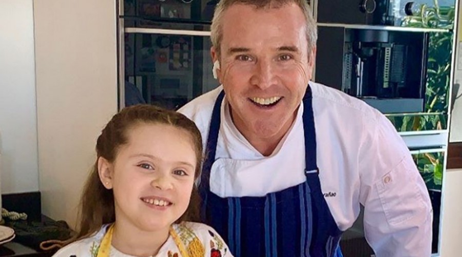 Cocina con tus hijos: Receta de 'filetitos' de pollo con sésamo y mousse de manjar con merengue Cocina con tus hijos: Receta de 'filetitos' de pollo con sésamo y mousse de manjar con merengue
