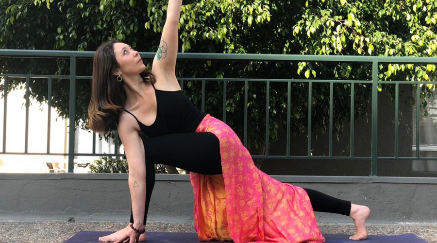 Comienza tu semana con yoga: Posturas para activar hombros y muñecas