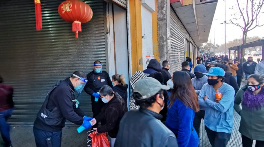 Cientos de personas durmieron fuera de Mall Chino por ofertas en Santiago Centro