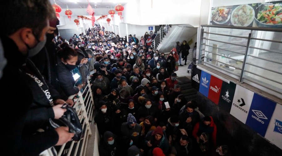 Tras aglomeración en Mall Chino: Agresiones a prensa y fiscalizadores al interior del local