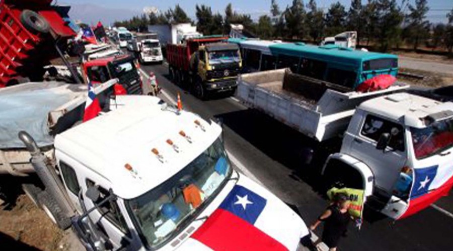 Camioneros inician paro indefinido y bloquean las principales carreteras del país