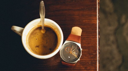 Evita la cafeína antes de dormir: Recomendaciones para enfrentar el cambio de hora