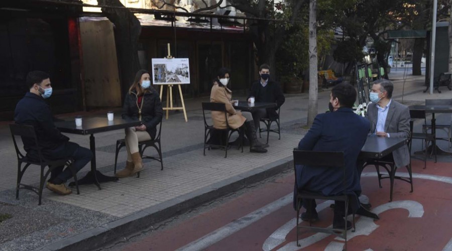 Lavín por etapa de preparación en Las Condes: 'Restaurantes atenderán en terrazas' Lavín por etapa de preparación en Las Condes: 'Restaurantes atenderán en terrazas'