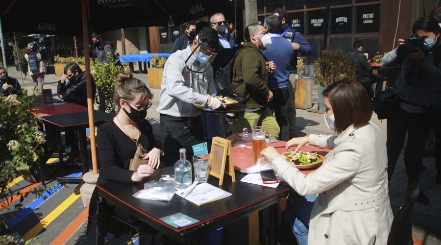 Bares y cafés reabren tras meses de inactividad en comunas en preparación