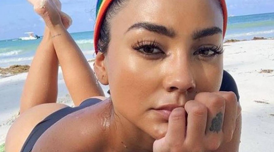 Camila Recabarren se luce con extravagante traje "chileno"