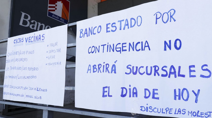 Largas filas en BancoEstado por "rapto digital" que preocupa a clientes