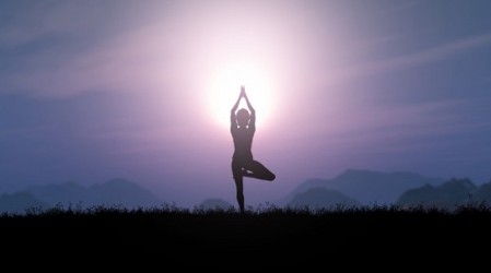 Sigue las posturas de yoga terapéutico y meditación guiada para terminar la semana en calma