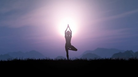 Sigue las posturas de yoga terapéutico y meditación guiada para terminar la semana en calma