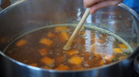 Olla común del amor: Rosa alimenta a 100 adultos mayores con el dinero de su pensión