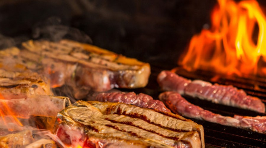 El asado perfecto por Rodrigo Barañao: La sal para la carne se añade antes de ponerla al fuego El asado perfecto por Rodrigo Barañao: La sal para la carne se añade antes de ponerla al fuego