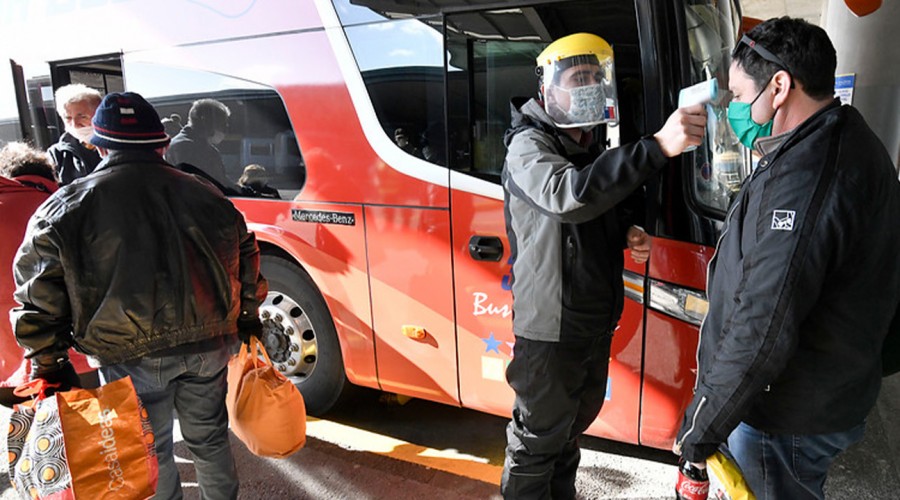 Con pasaporte sanitario en mano: Viajeros se preparan en el terminal de buses para salir de Santiago