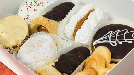 Descubre las cajas con pasteles típicos chilenos y las clásicas empanadas de "Pastelería Don Humberto"